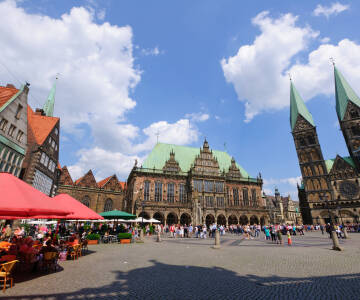I Bremen hittar du många vackra sevärdheter som stadens imponerande domkyrka och det berömda rådhuset.