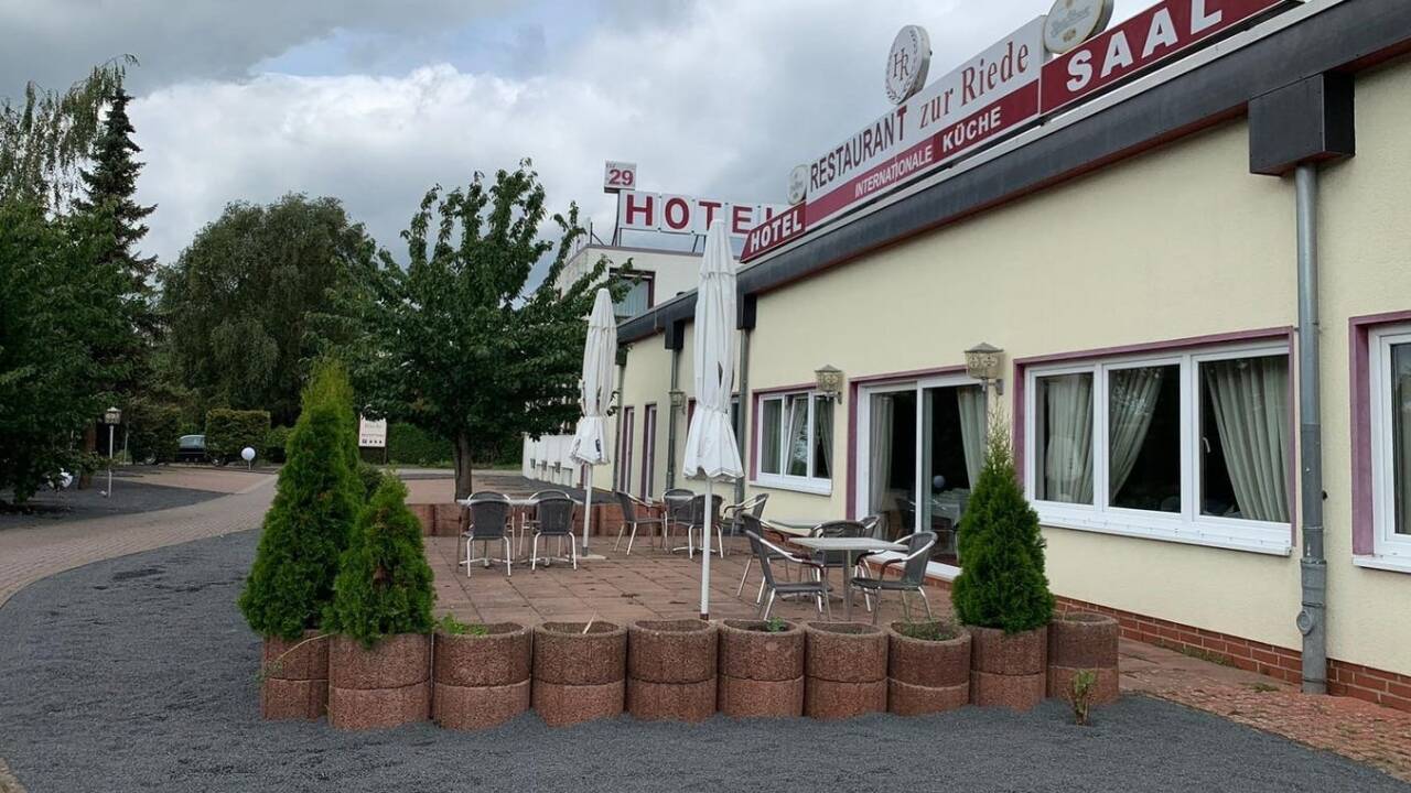 Das Hotel zur Riede liegt verkehrsgünstig nahe der Autobahn, ruhig und unweit vom Zentrum von Bremen und Delmenhorst.