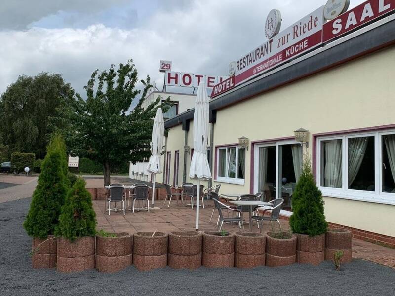 Das Hotel zur Riede liegt verkehrsgünstig nahe der Autobahn, ruhig und unweit vom Zentrum von Bremen und Delmenhorst.