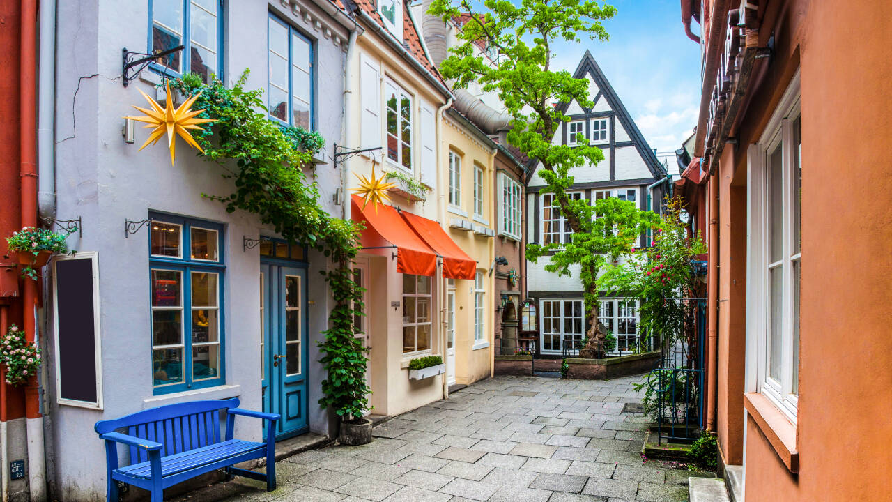 Genießen Sie einen entspannten Spaziergang durch Bremens ältestes Viertel, das Schnoor, wo Sie charmante kleine Gassen erwarten.