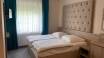 Hotellets lyse værelser tilbyder hyggelige rammer for opholdet.