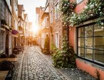 Genießen Sie einen angenehmen Spaziergang durch Bremens ältestes Stadtviertel, das Schnoor-Viertel, wo man durch kleine, charmante Gassen bummeln kann.