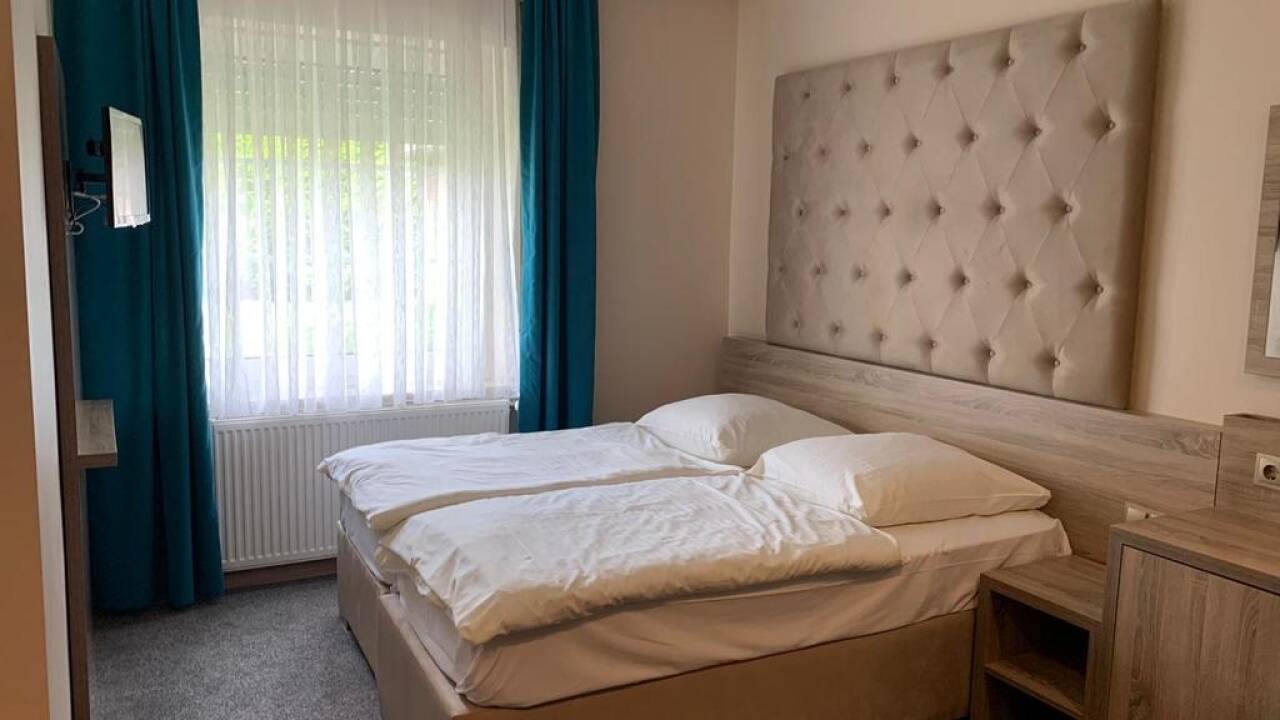 Das Hotel bietet helle und komfortable Zimmer mit modernen Annehmlichkeiten.