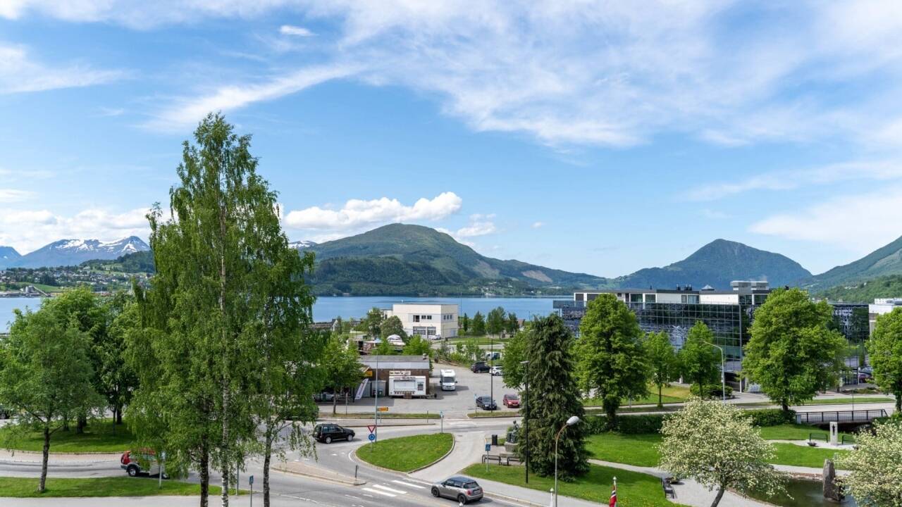 Stay right in the heart of town, within easy walking distance of shops, cafés, bus connections, and cultural attractions.