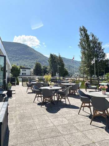 Die Terrasse ist ein schöner Ort, um eine Pause einzulegen und die Umgebung zu genießen.