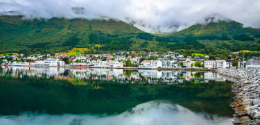 Nära Ørstafjorden finns gott om möjligheter att komma ut på vattnet – oavsett om du föredrar kajak, fiske eller bara vill njuta av utsikten från en båt.