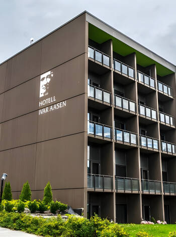 Besuchen Sie das Ivar-Aasen-Zentrum in Ørsta und erfahren Sie mehr über den Mann, der die norwegische Sprache und Kultur geprägt hat – und nach dem das Hotel benannt ist.