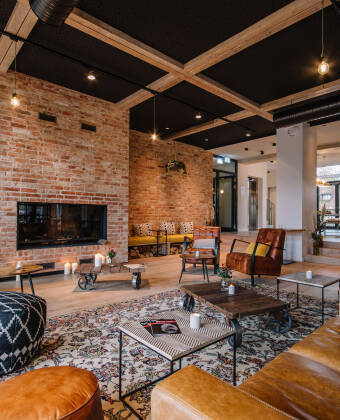 Moderne hotel med en hyggelig atmosfære, indrettet med stor opmærksomhed for detaljer.