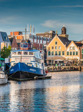 Gör en utflykt till spännande städer som Flensburg, Schleswig och Friedrichsstadt eller den vackra hamnstaden Husum