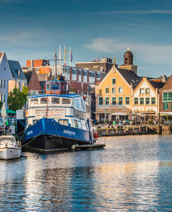 Ta en tur til spennende byer som Flensburg, Schleswig, Friedrichsstadt eller den vakre havnebyen Husum.