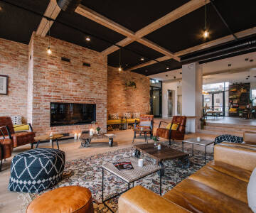 Moderne hotell med en koselig atmosfære, innredet med stor oppmerksomhet på detaljer.