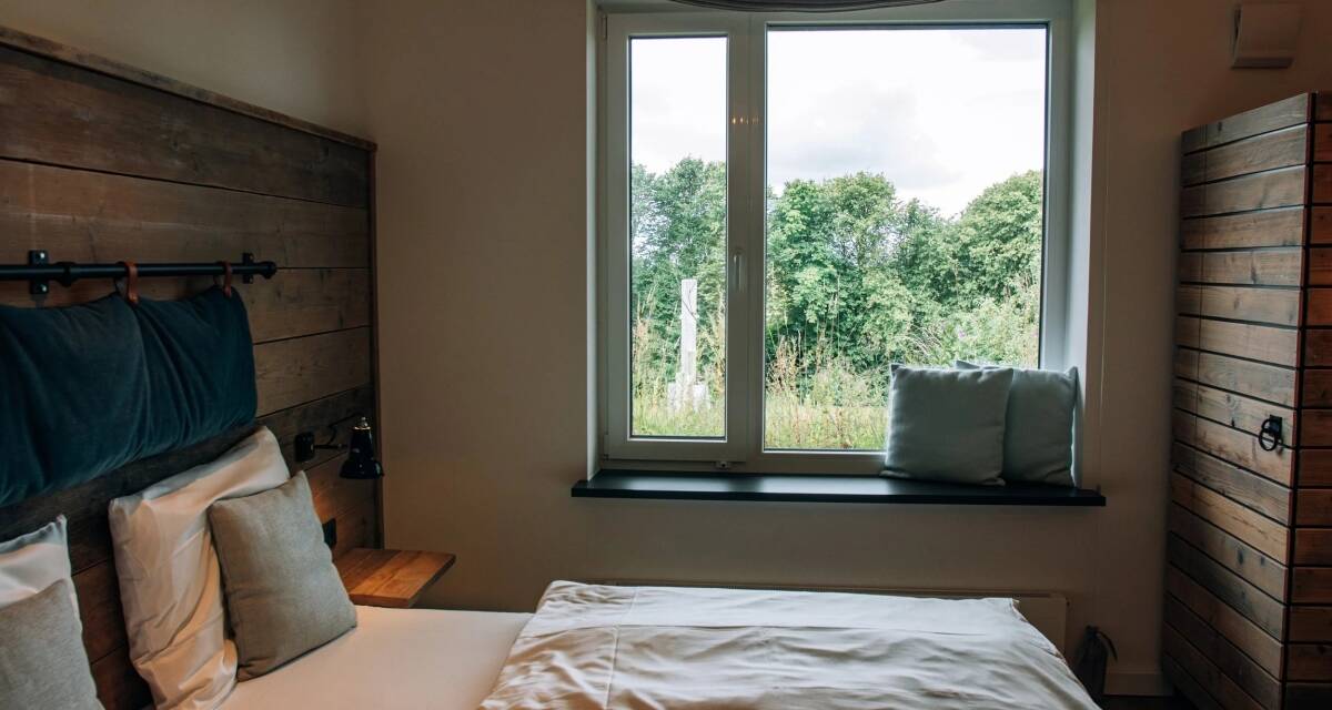 Dobbeltrom med utsikt over hagen