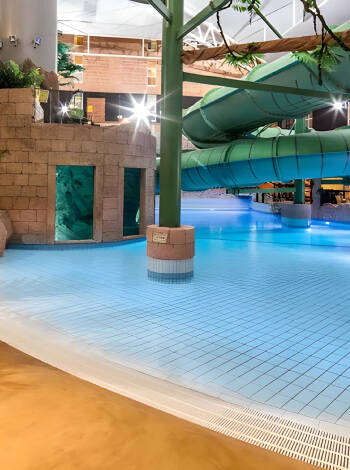 Dyk in i hotellets tropiska vattenpark med rutschkanor, jacuzzier och året runt-nöjen för alla åldrar.