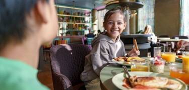 At Jaco’s and The Social Bar & Bistro, you can enjoy delicious food in relaxed surroundings. For a drink or snack, take your pick from the hotel’s three bars.