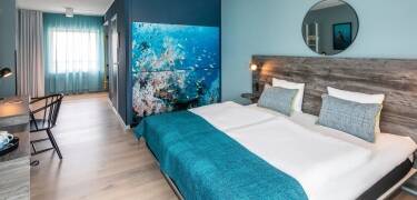 Übernachten Sie in hellen, einladenden Zimmern und gönnen Sie sich ein Upgrade auf ein Superior-Zimmer oder eine Suite.