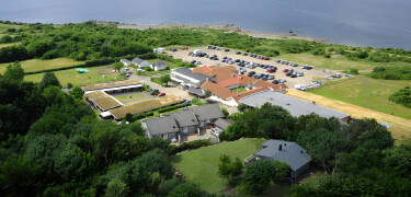 Hotellet är beläget på spetsen av Bjärehalvön omgivet av vacker natur precis vid havet.