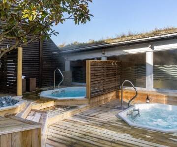 Hotellet tilbyder wellness med sauna, boblebad og fitnesscenter, hvor I kan slappe af under opholdet.