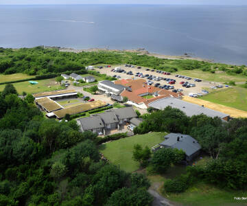 Hotellet er omgitt av natur, og er kun 10 minutters gange fra havet.
