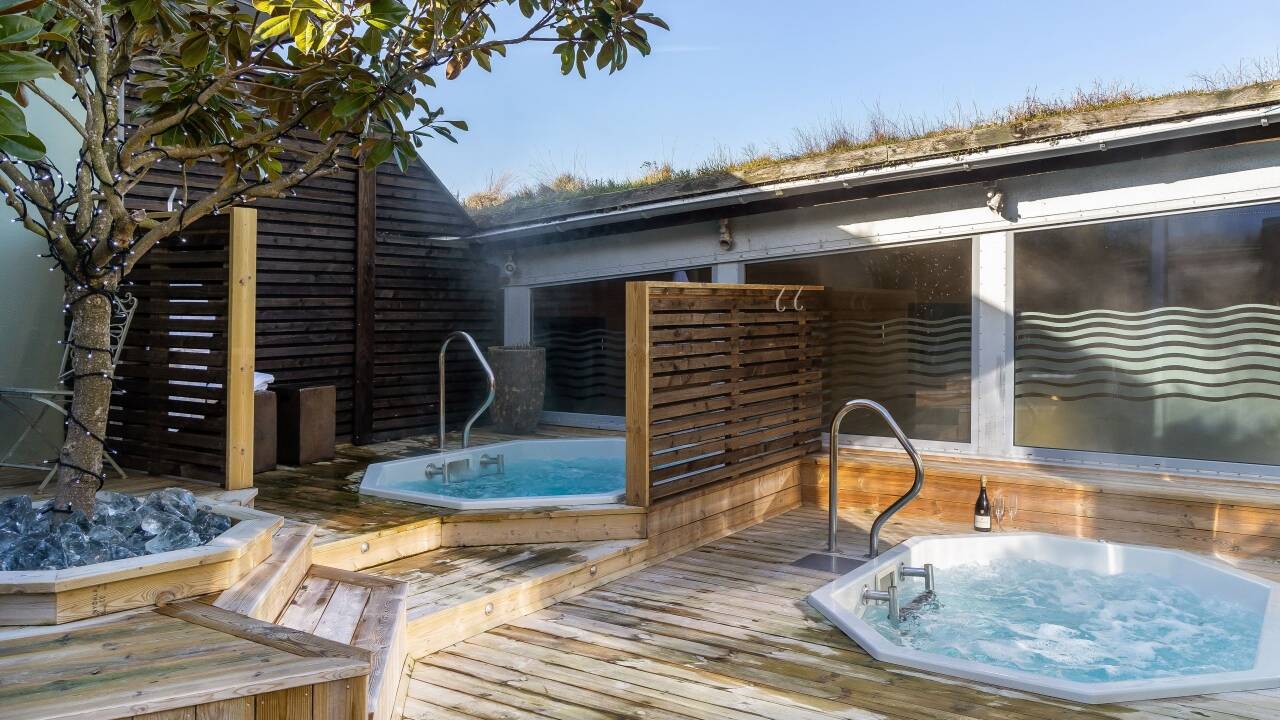 Hotellet tilbyder wellness med sauna, boblebad og fitnesscenter, hvor I kan slappe af under opholdet.