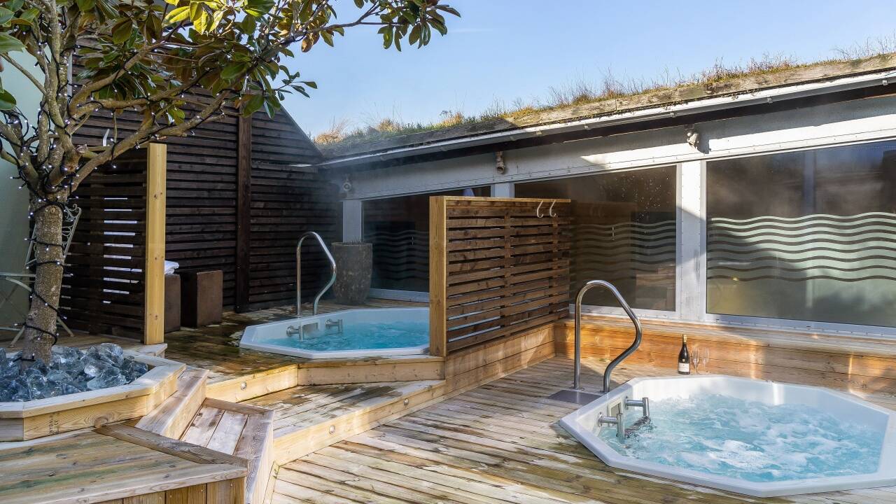 The hotel offers a wellness area with sauna, hot tub and fitness centre, where you can relax during your stay.
