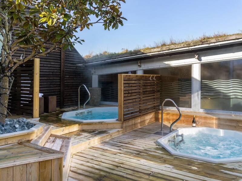 Hotellet tilbyder wellness med sauna, boblebad og fitnesscenter, hvor I kan slappe af under opholdet.