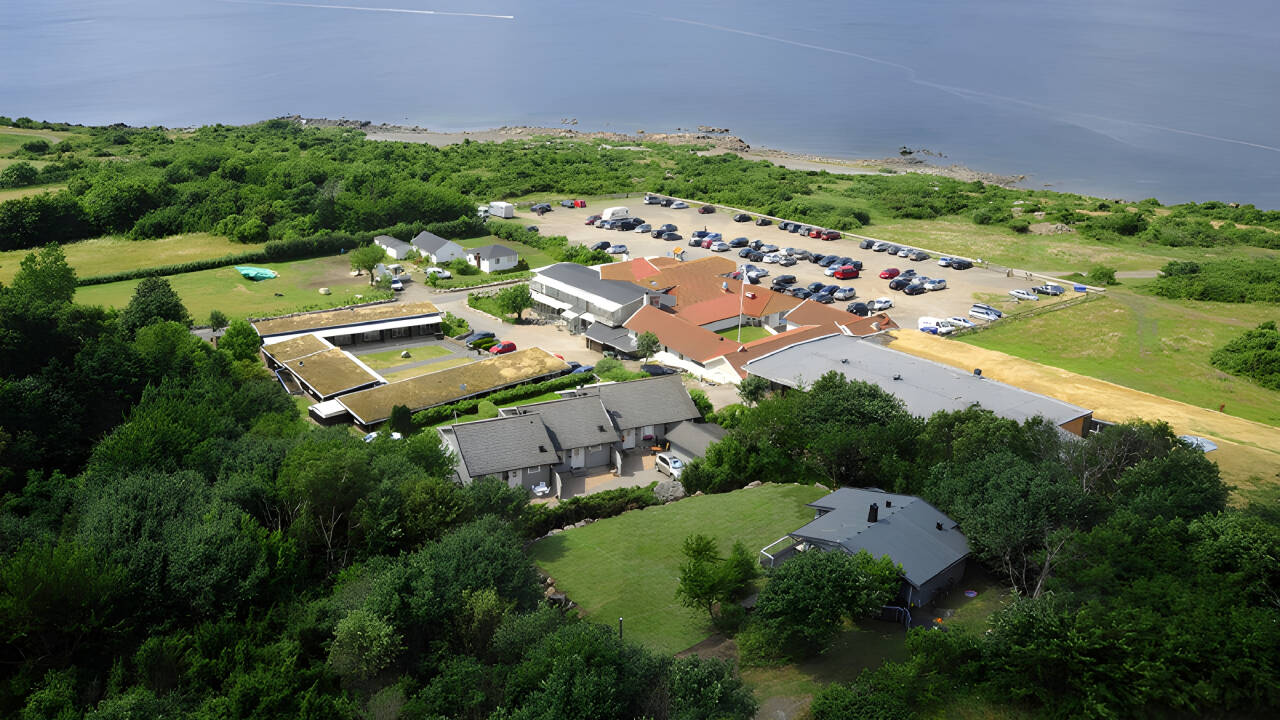 Hotellet är beläget på spetsen av Bjärehalvön omgivet av vacker natur precis vid havet.