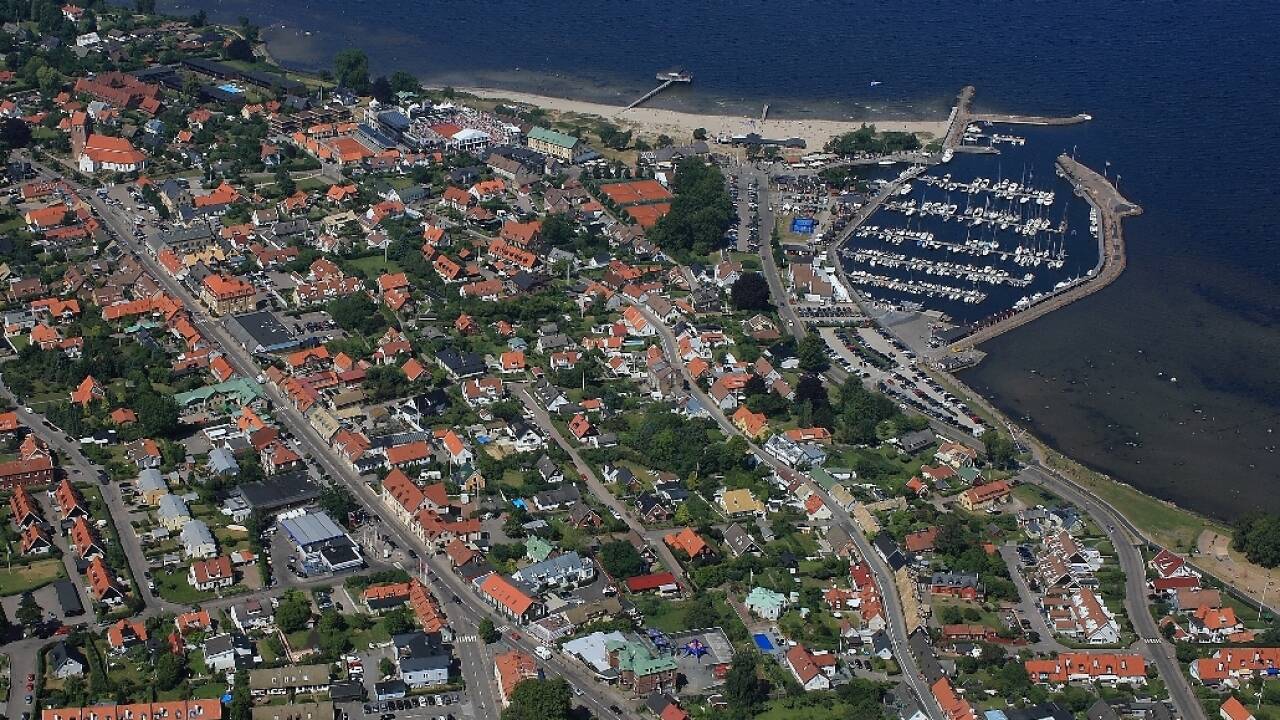 Den charmerende by Båstad bliver omtalt som en af de bedste turistbyer i Skåne.