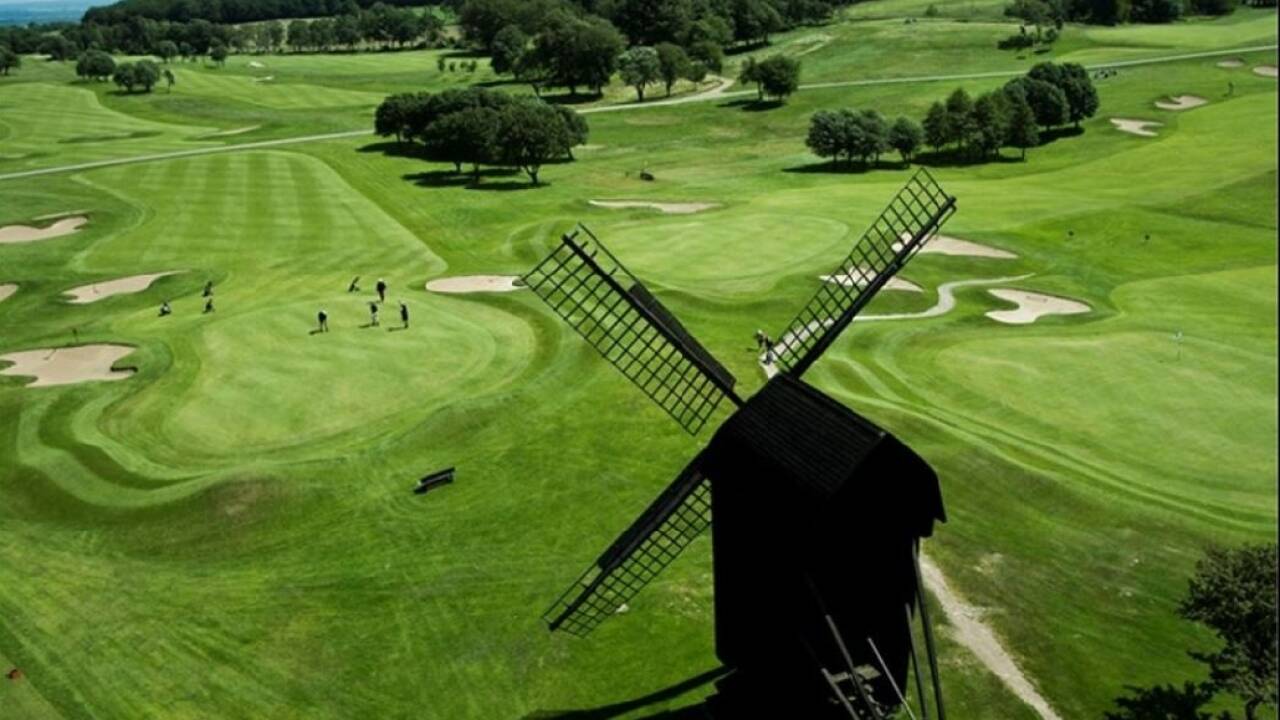 Båstad Golf Klubb ligger lige rundt om hjørnet og har både indbydende og kringlede huller.