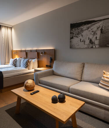 Hotellet erbjuder moderna rum, varav flera med egen balkong och fantastisk havsutsikt – perfekt för en avkopplande vistelse!
