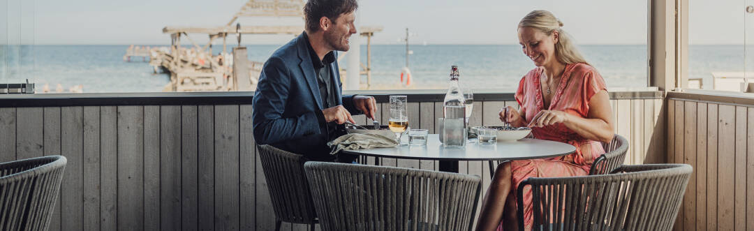 Nyt deilige måltider og fantastisk havutsikt i hotellets koselige restaurant.