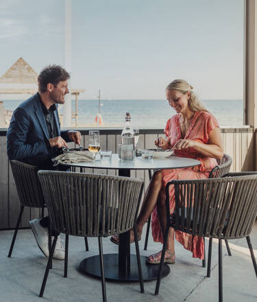 Nyt deilige måltider og fantastisk havutsikt i hotellets koselige restaurant.