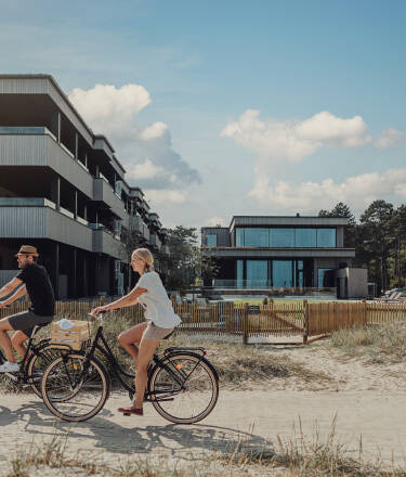 Utforska närområdet genom utomhusaktiviteter som cykling och vandring i närliggande naturreservat.