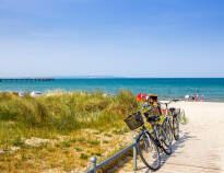 Rügen bietet viele Freizeitmöglichkeiten, vom Radfahren und Wandern bis Angeln und Entspannen am Strand.