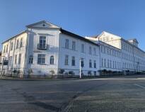 Hotellet ligger i byggnaden "Königliches Pädagogium" från 1836, och mitt i centrum av Putbus