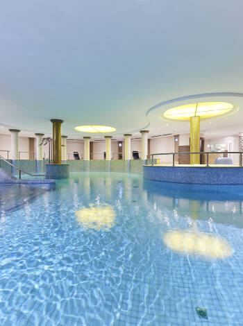 En 750 m² stor wellnessavdelning med bastu, ångbad och uppvärmd pool väntar gästerna.