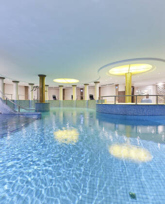 En 750 m² stor wellnessavdelning med bastu, ångbad och uppvärmd pool väntar gästerna.