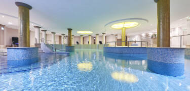 En 750 m² stor wellnessavdelning med bastu, ångbad och uppvärmd pool väntar gästerna.