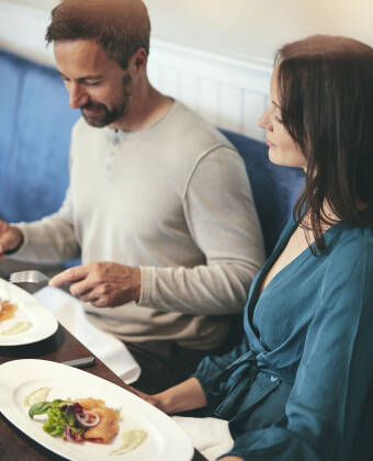 Das Essen im Restaurant Achterdeck ist ein Genuss, bei dem der Schwerpunkt auf frischen lokalen Zutaten liegt.
