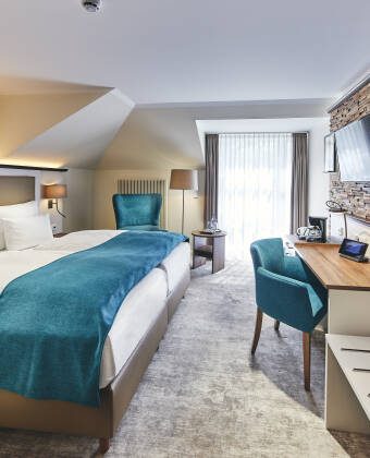 In den komfortabel eingerichteten Zimmern finden Sie alles, was Sie für einen schönen Urlaub brauchen - jedes Zimmer verfügt über eine Terrasse oder einen Balkon.
