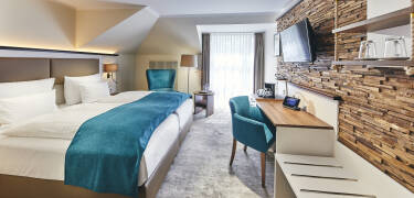In den komfortabel eingerichteten Zimmern finden Sie alles, was Sie für einen schönen Urlaub brauchen - jedes Zimmer verfügt über eine Terrasse oder einen Balkon.
