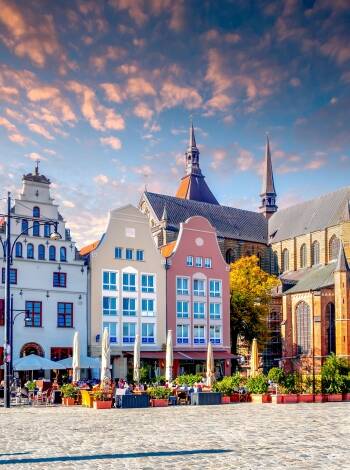Vi rekommenderar en dagsutflykt till den charmiga staden Rostock, som ligger ca 45 minuter bort med bil.