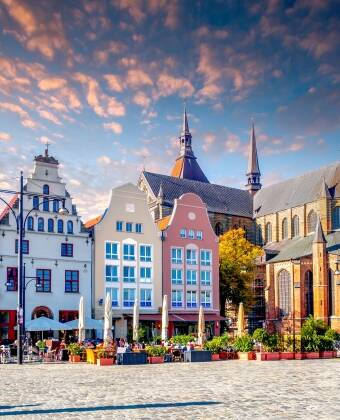 Vi rekommenderar en dagsutflykt till den charmiga staden Rostock, som ligger ca 45 minuter bort med bil.