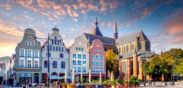 Vi rekommenderar en dagsutflykt till den charmiga staden Rostock, som ligger ca 45 minuter bort med bil.