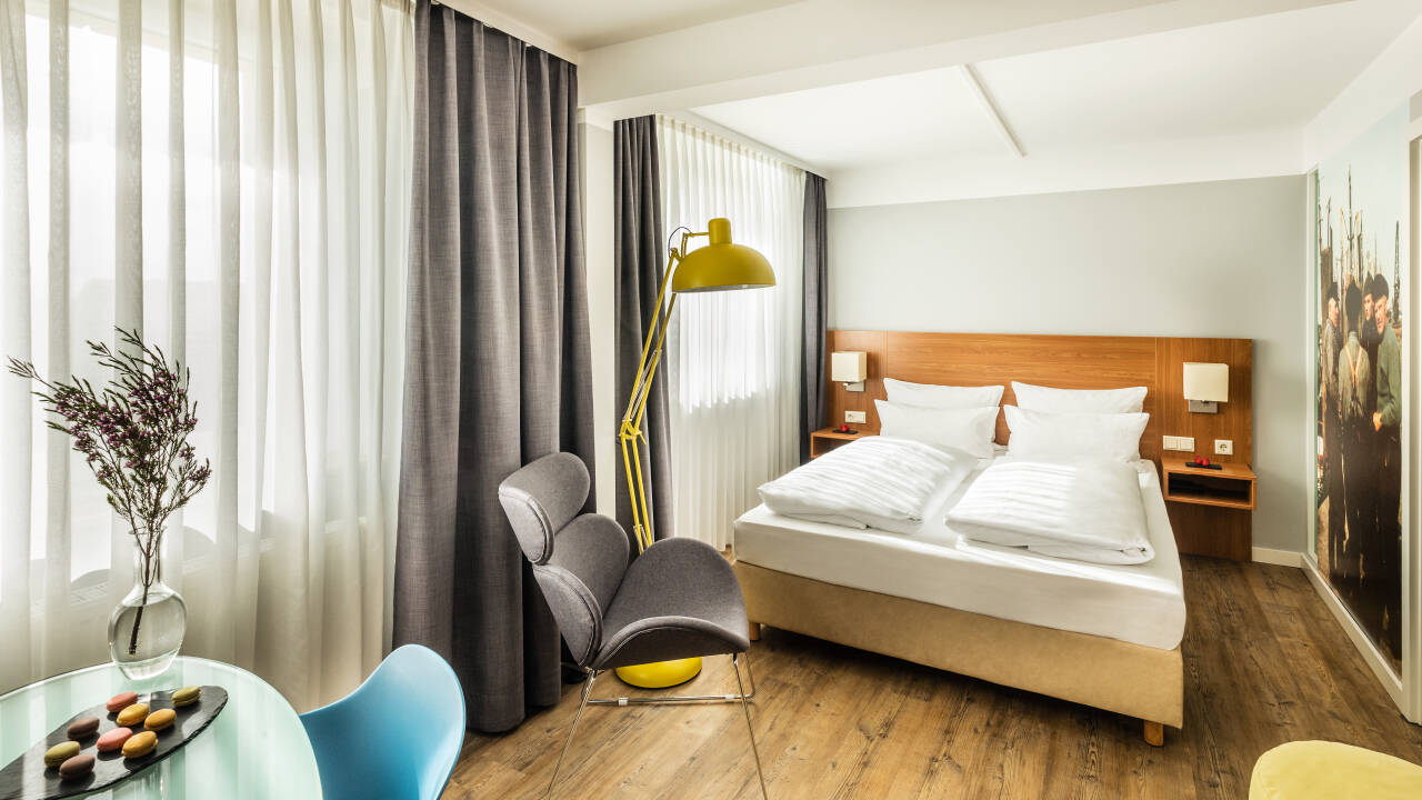 Hotelværelserne er omhyggeligt indrettede med komfortable møbler til din komfort.