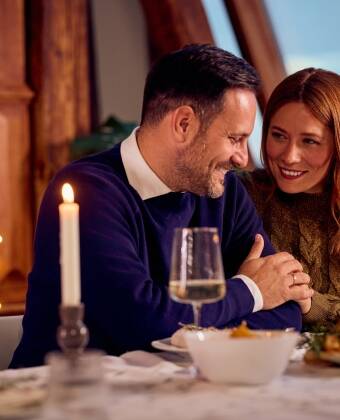 Nyd en romantisk middag med udsøgt mad og vin i en varm og hyggelig atmosfære.