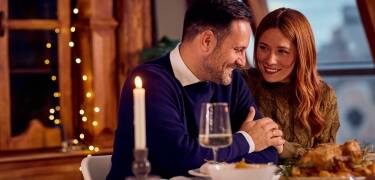 Nyd en romantisk middag med udsøgt mad og vin i en varm og hyggelig atmosfære.