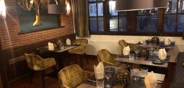 Hotellets vackra trädgård har en väldigt speciell atmosfär som bjuder in till avslappnande stunder