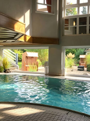 I har fri adgang til wellnessområdet med swimmingpool, sauna, dampbad og Jacuzzi.
