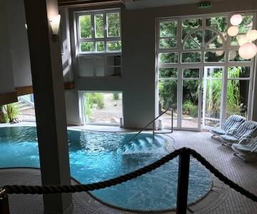 Sie haben freien Zugang zum Wellnessbereich mit Swimmingpool, Sauna, Dampfbad und Whirlpool.