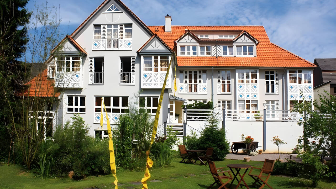 Romantisches Hotel Menzhausen er indrettet i en centralt beliggende gammel bygning, renoveret med stil.